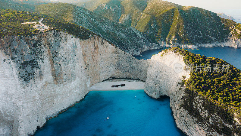 希腊扎金索斯岛(Zakynthos island)，碧绿的大海旁，隐藏的海滩和沉船的鸟瞰图